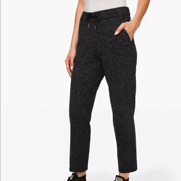 lululemon athletica Pants - NWT Lululemon on the fly 7/8 pant camo FCMD